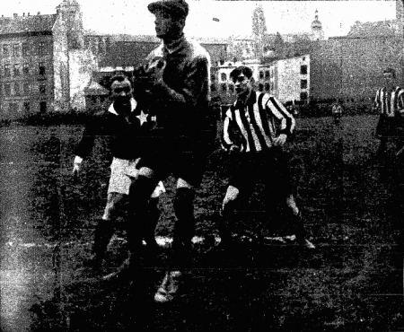 Bramkarz Jutrzenki chwyta piłkę. Od lewej Szpurna (W), Weissman, Pitzele, Klotz I (J).