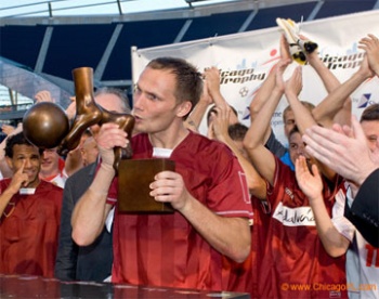 Arkadiusz Głowacki z nagrodą za wygranie Chicago Trophy