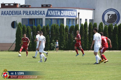 Mecz był rozegrany z okazji 80-lecia piłkarstwa w Zabierzowie.