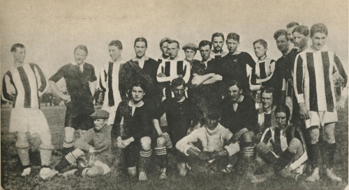 1911 r. Pogoń Lwów - Czarni Lwów  Stoją od lewej: Wilhelm Rzadki (P), Tadeusz Rzadki (C), Julian Karasiński (P), Józef Bizoń (C), Medard Kawecki (P), Stanisław Bedlewicz (P), Stefan Jadowski (C), Jan Berger (C), Tadeusz Kuchar I (P), Ohly Stefan (C), Edmund Marion (P), Piotr Daszyński (C), Julian Jurkiewicz (P), Stanisław Wanicki (C), Piotr Solecki (P).  Siedzą od lewej: Jan Harasymowicz (C), Tadeusz Kowalski (C), Henryk Bilor (C), Marian Steifer (P), Walerian Pappius (C), Edward Dzieliński (P), Teofil Sykała (P).
