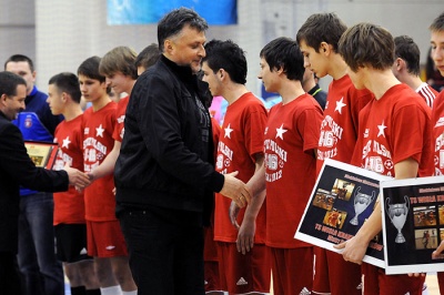 Szef Krakbetu, Piotr Wawro, wręcza nagrody młodzieżowej drużynie futsalu
