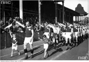 1931 rok, Reyman prowadzi defiladę sekcji piłkarskiej na jubileuszu Wisły