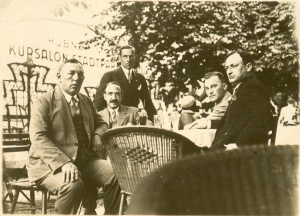 Reyman w gronie działaczy, prawdopodobnie w Wiedniu w 1930 roku przy okazji meczu z Austrią