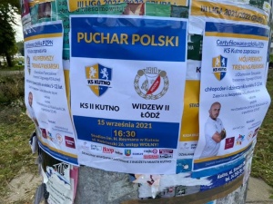Afisz meczowy w 2021 roku informujący o meczu piłkarskim na stadionie Henryka Reymana w Kutnie.