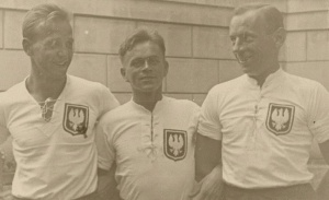 Henryk Reyman (z prawej) i Bronisław Makowski (w środku) przed meczem Polska-Łotwa (1931). Z lewej Symplicjusz Zwierzewski.