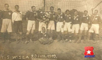 Drużyna Wisły przed meczem derbowym z Cracovią (3:1 – 1919.07.20). Reyman trzeci z lewej – obok bramkarza Szuberta.