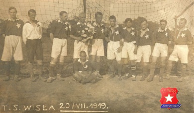 Zespół Wisły w 1919 roku. Reyman stoi trzeci od lewej