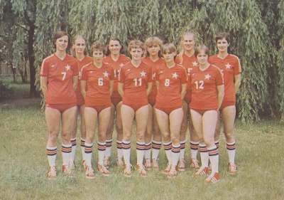 Drużyna koszykarek 1980 rok. Stoją od lewej: L. Januszkiewicz, H. Kosińska, H. Kaluta, B. Wiśniewska, G. Jaworska, M. Kapera, M. Twaróg, E. Biesiekierska, B. Nowak, M. Wiązowska. Fot. P. Krassowski, pocztówka kolekcjonerska z 1981 roku.