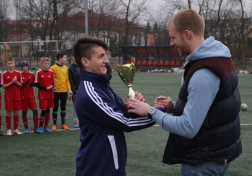 Ernest Świętek odbiera nagrodę dla najlepszego zawodnika lutego 2015. Puchar wręcza Michał Czekaj. Marzec 2015