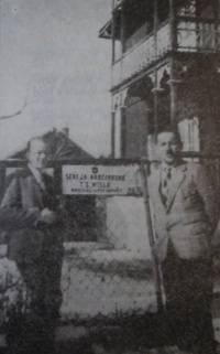 Czesław Winiarski i Artur Werner przed budynkiem klubowym w 1931 roku. Źródło: Wydawnictwo jubileuszowe "40 lat KS Pieniny"