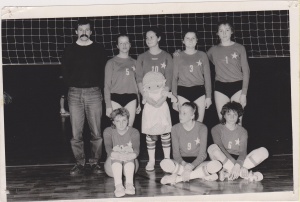 stoją od lewej: Andrzej Zięba (trener), Elżbieta Kapusta, Joanna Kuśnierz, Barbara Kubacka, Monika Horacek,siedzą od lewej : Agnieszka Tycholis, Anna Siodłak, Agnieszka Skrzypnik