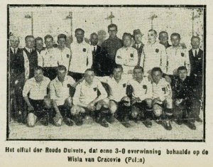 Wycinek z prasy flamandzkiej: Drużyna Czerwonych Diabłów w 1933 roku, zdjęcie przy okazji meczu z Wisłą