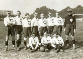 Reprezentacja Polski w 1924 na Olimpiadzie w Paryżu. Reyman stoi drugi od lewej.