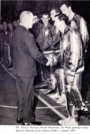 Mistrzowie Polski w koszykówce odbierają gratulacje z rąk Henryka Reymana, 1962 rok