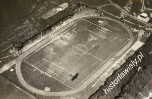 Stadion z lotu ptaka na przełomie w połowie lat 30' ubiegłego wieku. U góry, z prawej strony widać kawałek parku Jordana oraz ulicy Miechhowskiej (obecnie Reymana). Na dole, bardziej z prawej strony widnieje zarys alei 3 maja.