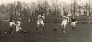 Kolejne derby, tym razem z Garbarnią. Reyman pierwszy z lewej. 1929 rok