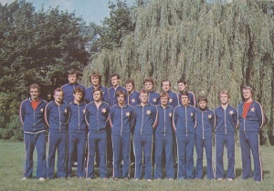 Drużyna bokserów w 1980 roku. W pierwszym rzędzie od lewej: W. Ćwierz (II trener), M. Czech, W. Nowak, J. Aftyka, C. Rowiński, B. Hołoj, J. Szponder, K. Pieniążek, Z. Chlebowski, E. Maj, Z. Pietrzykowski (I trener). W drugim rzędzie od lewej: S. Miśkowiec, K. Kaszuba, M. Kowalczyk, A. Zieliński, W. Dudzik, A. Rajczyk, W. Czubak. Fot. J. Podlecki. Pocztówka kolekcjonerska z 1981 roku.
