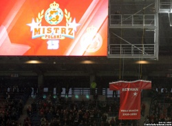 Koszulka z nazwiskiem H.Reymana została zawieszona pod dachem stadionu. Foto: Nikoletta Kula/wislakrakow.com