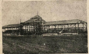 Budowa trybuny. Okolice 1921 roku.