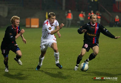 Marcin Baszczyński w indywidualnej akcji, po której zdobędzie pierwszego gola w Bytomiu.