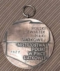 Srebrny medal Mistrzostw Polski w siatkówce kobiet (sezon 1980/1981).Medal Lucyny Kwaśniewskiej.