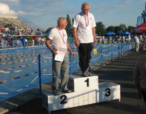 Stanisław Krokoszyński na najwyższym stopniu podium podczas Letnich Mistrzostw Polski w Pływaniu Masters Poznań 2007