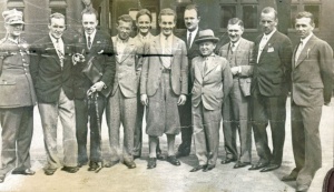 Reprezentanci Polski przed wyjazdem na mecz z Łotwą w 1931 roku. Józef Kotlarczyk pierwszy z prawej. Wśród zebranych także jego brat Jan, czwarty z lewej, i inny wiślacy