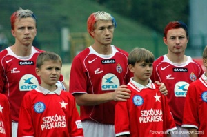 Przed meczem: Marcin Baszczyński, Mirosław Szymkowiak i Tomasz Frankowski z dziećmi.
