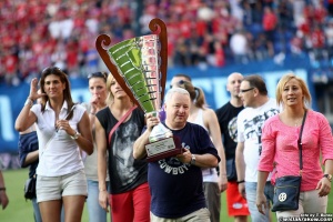 Mistrzynie Polski 2012, koszykarki Wisły, wykonały triumfalną rundę na stadionie.[Foto: Tomasz Burda/wislakrakow.com]