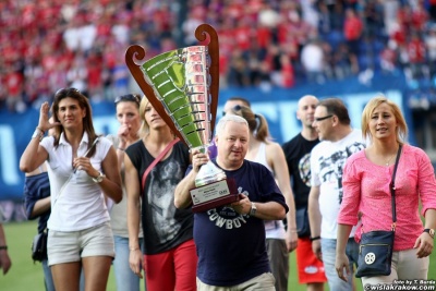 Piotr Dunin-Suligostowski i "złote koszykarki" prezentują kibicom trofeum  za Mistrzostwo Polski 2012.[Foto: Tomasz Burda/wislakrakow.com]