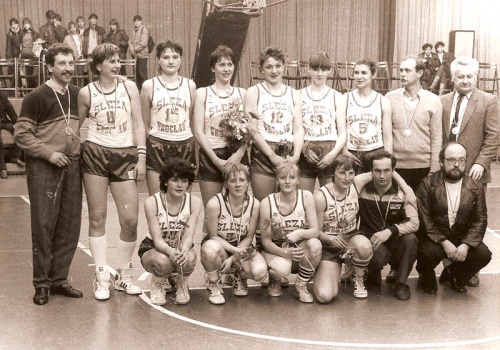 Mistrzowska Ślęza w Krakowie w 1987 roku. Mariola Pawlak (8) druga od lewej.