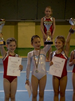 Międzywojewódzkie Mistrzostwa Młodziczek (kl III) - Kraków 2015 (od lewej stoją Martyna Szumny, Joanna Mędrala, Martyna Świątek