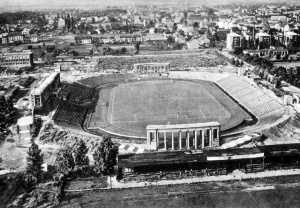 Budowa Obiektu. Poniżej widok na drewnianą trybunę "Drugiego stadion". Zdjęcie wykonane od strony Błoń. 1953