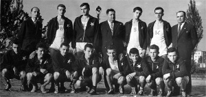 Seniorzy i juniorzy Wisły w 1961. M. Mochnacki stoi pierwszy z prawej