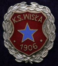 Jedna z najstarszych odznak Wisły. Charakterystyczne elementy, błękitna gwiazda oraz nazwa K.S. Wisła