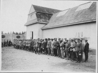 Legioniści zakwaterowani w Parku Sportowym Wisły, na zdjęciu widoczny także Józef Piłsudski