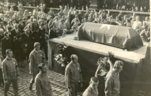 Pogrzeb Henryka Reymana. Trumna owinięta w czerwoną flagę z Białą Gwiazdą