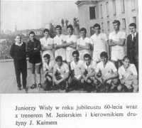 Z trenowaną przez siebie drużyną juniorów Wisły. 1966 rok