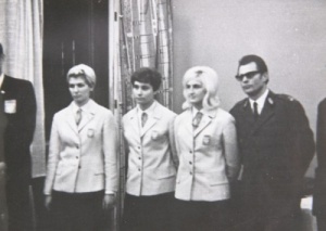 Wanda Wiecha-Wanot, Józefa Ledwig i Elżbieta Porzec-Nowak po powrocie z Meksyku. Po prawej Edward Kmieć.