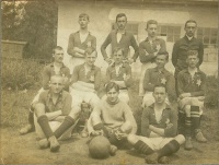 Juniorzy Wisły - gwiazdy sześcioramienne (jeden z piłkarzy ubrany jest jednak w starą koszulę z dwiema niebieskimi gwiazdami). Przed 1913 r.