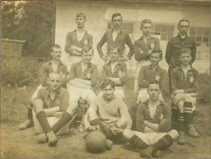 Juniorzy Wisły przed 1913 rokiem. W środkowym rzędzie, pośrodku, siedzi Henryk Reyman