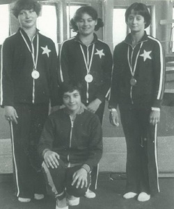 Drużynowy V-ce Mistrz Polski 1979-06-13 (od lewej stoją: Dorota Kruczyńska, Małgorzata Bobińska, Małgorzata Sosin, z przodu w przysiadzie Iwona Podsiadło)