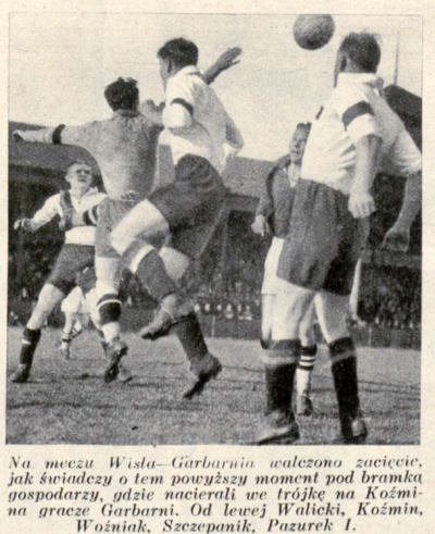 26 maja 1935 - pierwsza kolejka ligowa po śmierci Marszałka. Piłkarze Wisły i Garbarni z czarnymi opaskami na ramionach, mecz poprzedziła minuta ciszy.