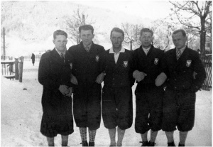 Stoją od lewej: Andrzej Marusarz, Stanisław Skupień, Bronisław Czech, Stanisław Marusarz i Zdzisław Motyka