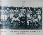 1935r. Dąb Katowice.  Stoją od lewej: Dytko, Ogórek, Kłoda, Moczko, Kessner, Dreszer, Szojda.  Klęczą od lewej: Krawiec, Pawłowski, Kolarz, Herman.