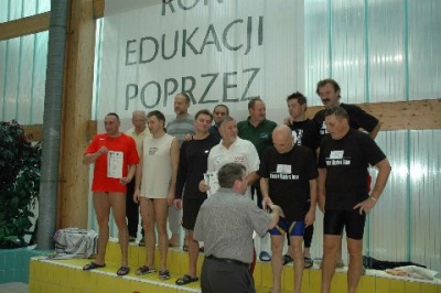 II miejsce sztafety 4x50 s.dowolnym (po lewej) w składzie S. Krokoszyński, T. Lechowicz, S. Trzaska, G. Mucha