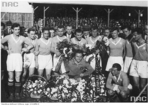 Kwiaty dla braci Kotlarczyków z okazji jubileuszowego występu w Wiśle. 16.11.1935 r.