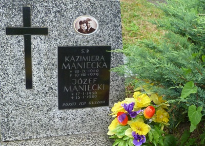 Grób Kazimiery i Józefa Manieckich na Cmentarzu Batowickim.
