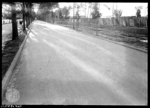 Tak pod koniec lat 30-tych wyglądała aleja 3-ego Maja, czyli droga dojścia na stadion Wisły od strony centrum Krakowa. Widoczny drewniany parkan wokół boiska i zegar Omega