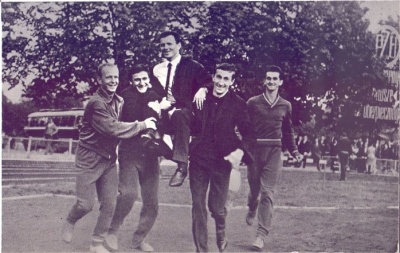 Trener Kazimierz Kasprzyk na ramionach rozradowanych zawodników po uzyskaniu awansu do lekkoatletycznej ekstraklasy w 1965 roku.